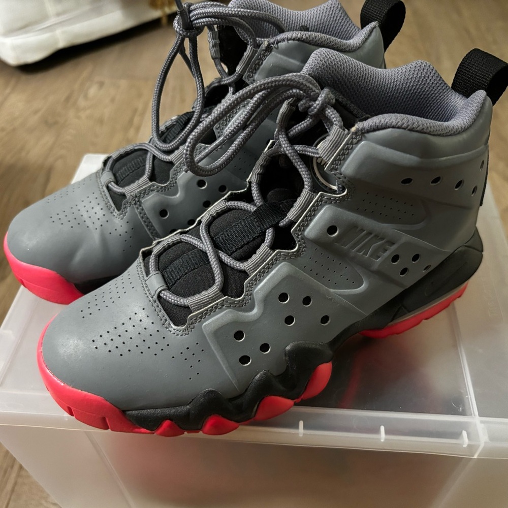 WOMENS KID NIKE BARKLEY PINK & GRAY SIZE 4.5